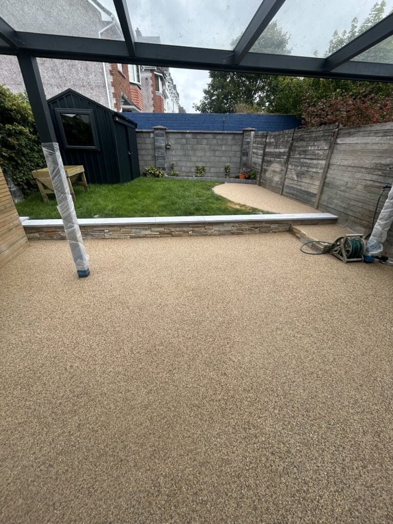 Resin bound with a quartz wall with a contrast limestone capping